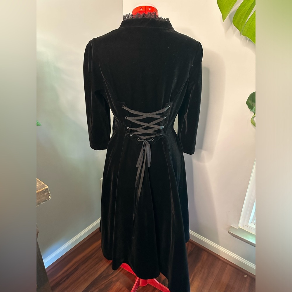 Hearts & Roses London black velvet & lace dress - Picture 4 of 6